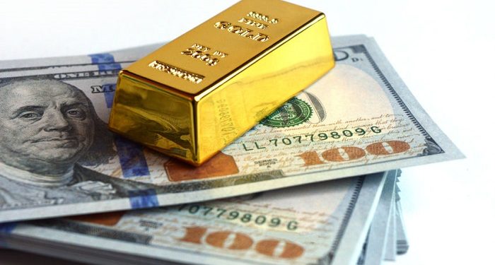Oro sube por caída del dólar; inversionistas esperan datos económicos de EU