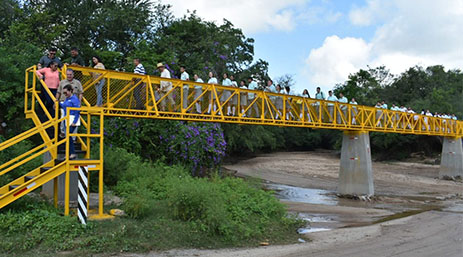 Minera Pangea entrega puente peatonal en El Valle