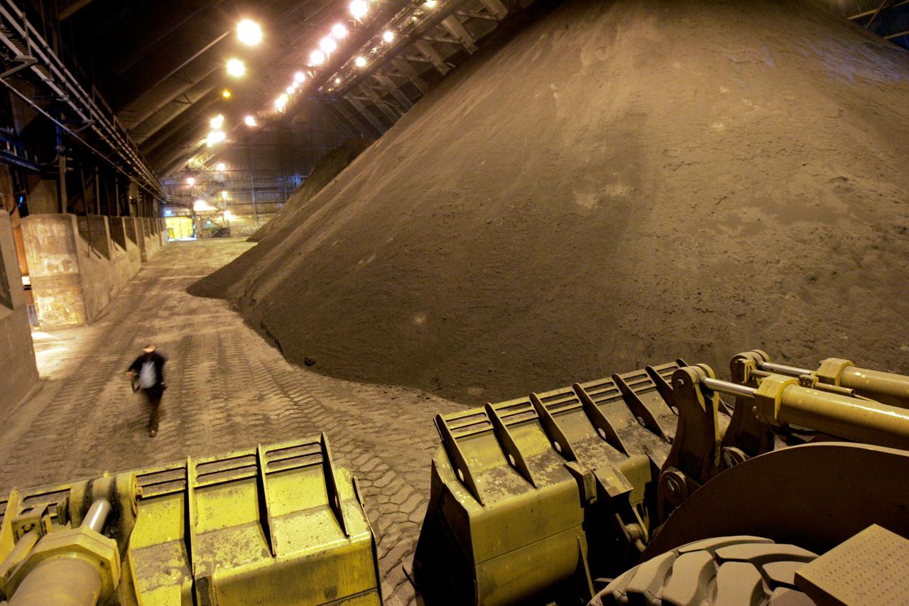 Cobre sube debido a que operadores bajistas venden posiciones cortas