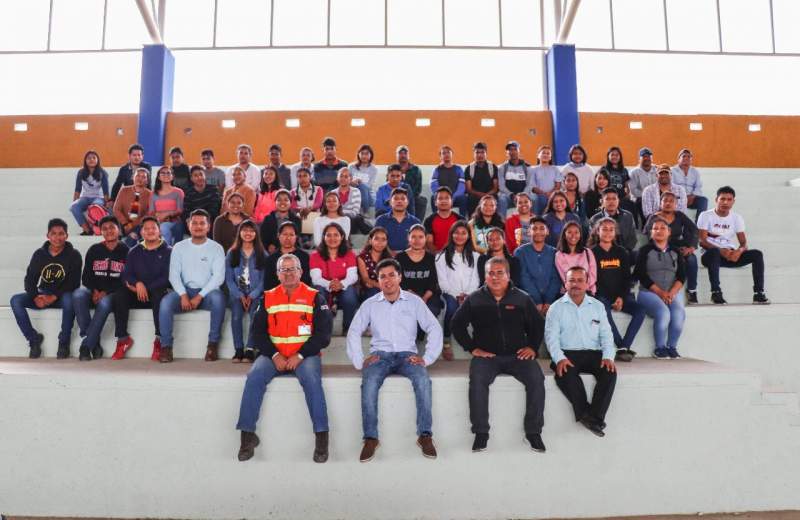 Minera Cuzcatlán impulsa educación mediante becas