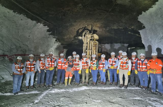 Visitan funcionarios duranguenses mina de Industrias Peñoles